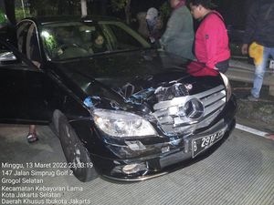 Kronologi Kecelakaan Bus TransJakarta Vs Mercy Lawan Arah di Jaksel