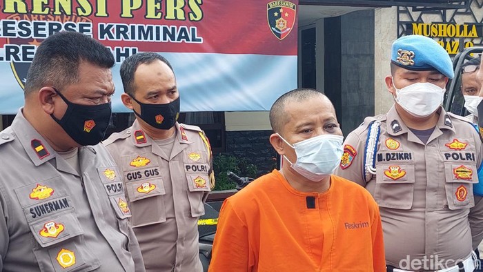 Metumbu Halawa (43), pasrah lantaran kini ia harus mendekam di balik jeruji besi setelah diamankan jajaran Satreskrim Polres Cimahi.