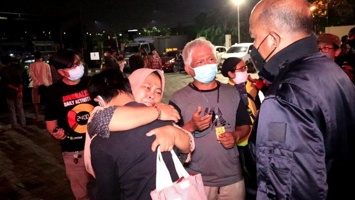 Momen anak terduga pelaku tawuran dijemput orang tuanya di Mapolres Bekasi Kota (Dok. Istimewa)