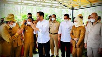 Jokowi menyapa para gubernur se-Indonesia di sela-sela prosesi penyatuan tanah dan air di IKN Nusantara.