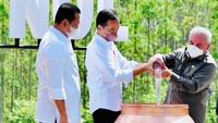 Ketua MPR RI Bambang Soesatyo atau Bamsoet (kiri) ikut menyaksikan prosesi ini.
