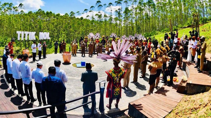 Presiden Jokowi dan gubernur se-Indonesia melakukan prosesi penyatuan tanah dan air di IKN Nusantara. Penyatuan air dan tanah ini digelar di titik nol IKN Nusantara, Senin (14/3).