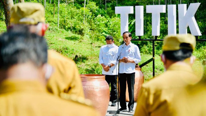 Presiden Jokowi dan gubernur se-Indonesia melakukan prosesi penyatuan tanah dan air di IKN Nusantara. Penyatuan air dan tanah ini digelar di titik nol IKN Nusantara, Senin (14/3).
