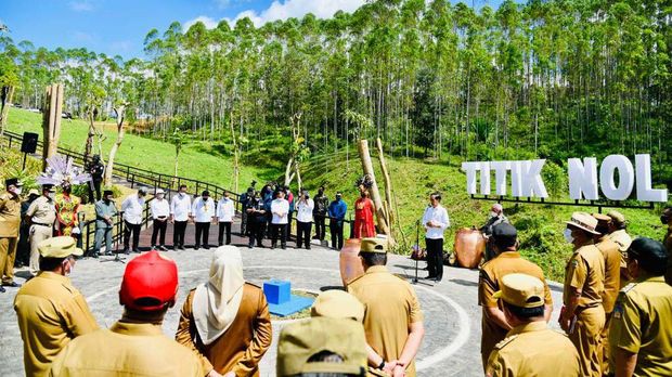 Presiden Jokowi dan gubernur se-Indonesia melakukan prosesi penyatuan tanah dan air di IKN Nusantara. Penyatuan air dan tanah ini digelar di titik nol IKN Nusantara, Senin (14/3).