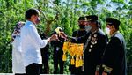Momen Jokowi dan Gubernur Satukan Tanah dan Air di IKN Nusantara