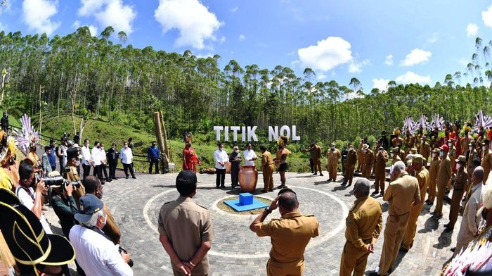 Presiden Jokowi dan gubernur se-Indonesia melakukan prosesi penyatuan tanah dan air di IKN Nusantara. Penyatuan air dan tanah ini digelar di titik nol IKN Nusantara, Senin (14/3).