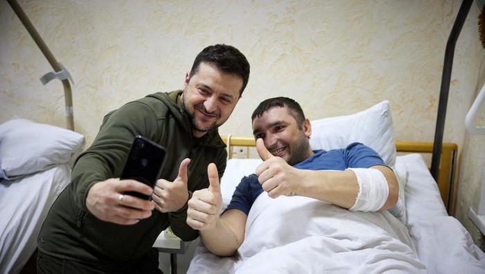 Di tengah perang dengan Rusia, Presiden Ukraina Volodymyr Zelenskiy kerap melakukan aktivitas untuk mendukung tentara dan rakyatnya. Terbaru Zelenskiy menjenguk para prajuritnya yang terluka.