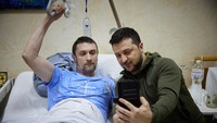 Volodymyr Zelenskiy menjenguk prajurit Ukraina yang terluka, Minggu (13/3/2022).