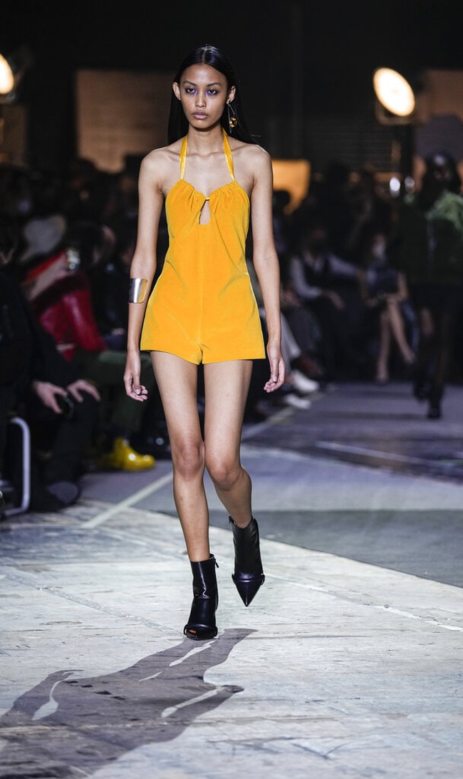 “Sebenarnya sempat ragu atas ajakan itu, tapi saya berpikir positif untuk mencobanya, karena tidak ada basic di dunia model dan belum pernah saya tau sebelumnya,” ungkap alumni SMAN 3 Karawang itu kepada detikJabar. Foto: dok. AP/Antonio Calanni