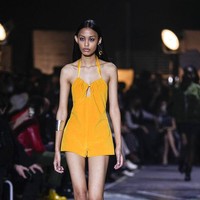 “Sebenarnya sempat ragu atas ajakan itu, tapi saya berpikir positif untuk mencobanya, karena tidak ada basic di dunia model dan belum pernah saya tau sebelumnya,” ungkap alumni SMAN 3 Karawang itu kepada detikJabar. Foto: dok. AP/Antonio Calanni