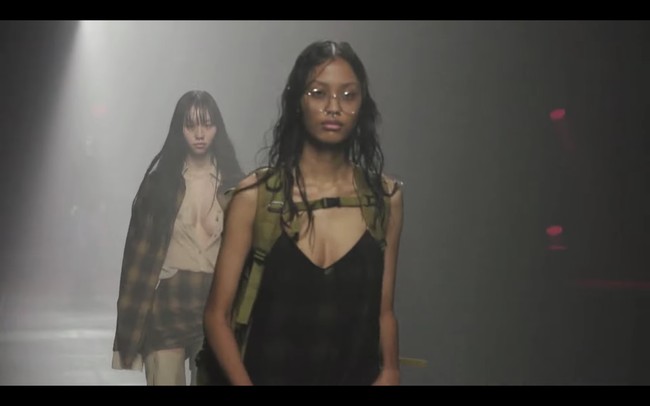 Penampilan Nafa Salvana Yasmin di Milan Fashion Week menandai debut catwalknya. Kisahnya pun diunggah Bupati Karawang, Cellica Nurrachadiana di akun Instagram. Foto: dok. AC9