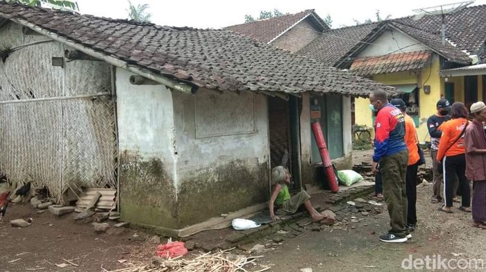Nenek lumpuh di Jember hidup sebatang kara bersama puluhan ekor ayam
