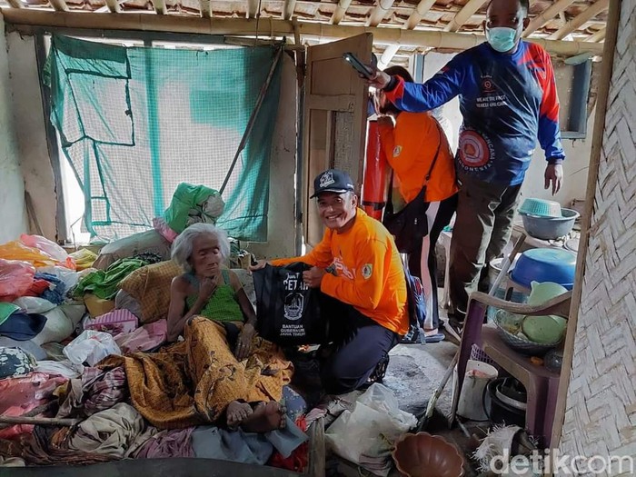Nenek lumpuh di Jember hidup sebatang kara bersama puluhan ekor ayam