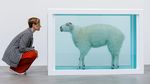 Nyeleneh Banget! Karya Seni Damien Hirst Lampaui Batas
