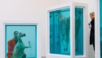 Nyeleneh Banget! Karya Seni Damien Hirst Lampaui Batas