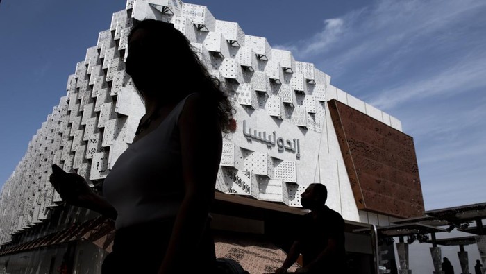 Paviliun Indonesia Jadi Primadona di Dubai Expo Pengunjung melintas di depan Paviliun Indonesia saat Dubai Expo 2020, Uni Emirat Arab, Jumat (11/3/2022). Jelang penutupan Dubai Expo 2020, Paviliun Indonesia menjadi salah satu primadona pengunjung dan hingga Kamis, 10 Maret 2022 pengunjung telah mencapai lebih dari 1,5 juta orang. ANTARA FOTO/M Agung Rajasa/nym.
