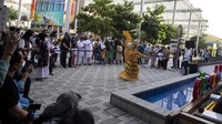 Daya tarik lainnya dari Paviliun Indonesia yakni penjualan produk-produk dari UKM Indonesia serta restoran yang menyajikan makanan dan kopi khas Nusantara.  