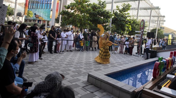 Pengunjung melintas di depan Paviliun Indonesia saat Dubai Expo 2020, Uni Emirat Arab, Jumat (11/3/2022). Jelang penutupan Dubai Expo 2020, Paviliun Indonesia menjadi salah satu primadona pengunjung dan hingga Kamis, 10 Maret 2022 pengunjung telah mencapai lebih dari 1,5 juta orang. ANTARA FOTO/M Agung Rajasa/nym.