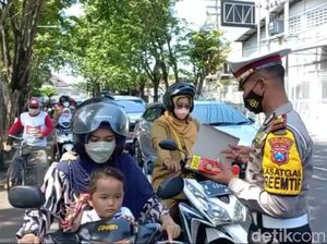 Bunga dan Cokelat buat Pengendara Tertib di Kota Probolinggo