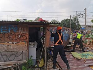 KAI Bongkar 326 Bangunan Liar Pinggir Rel antara Stasiun Priok-Ancol