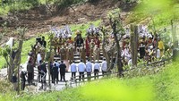 Proses penyautan tanah dan air ini disiarkan langsung melalui YouTube Sekretariat Presiden, Senin (14/3/2022). Prosesi dimulai dengan menyanyikan lagu Indonesia Raya. Gubernur DKI Jakarta Anies Baswedan mendapat kesempatan pertama untuk menyerahkan tanah dan air yang dibawa ke Presiden Jokowi.