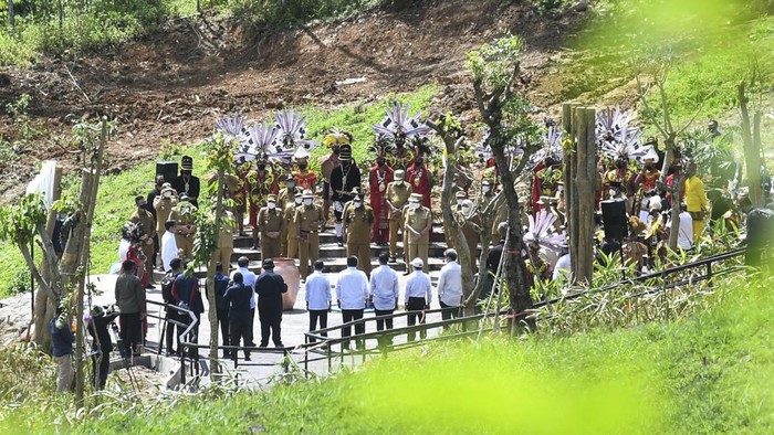 Presiden Joko Widodo dan gubernur se-Indonesia melakukan prosesi penyatuan tanah-air di IKN Nusantara. Tanah-air dari berbagai daerah itu disatukan dalam kendi.