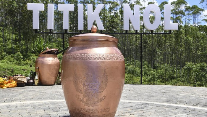Penampakan Kendi Nusantara di Titik Nol IKN Presiden Joko Widodo dan gubernur se-Indonesia melakukan prosesi penyatuan tanah-air di IKN Nusantara. Tanah-air dari berbagai daerah itu disatukan dalam kendi.