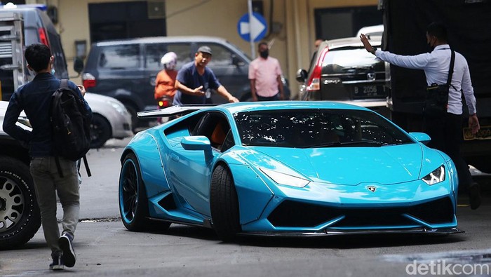 Penampakan Porsche, Lamborghini dan Moge Doni Salmanan yang Disita Dittipidsiber Bareskrim Polri menyita mobil Porsche, Lamborghini hingga belasan motor gede milik tersangka Quotex Doni Salmanan. Begini penampakannya saat disita polisi.