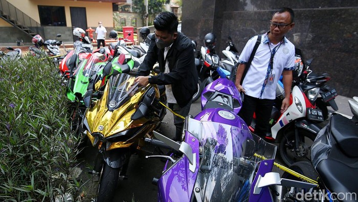 Dittipidsiber Bareskrim Polri menyita mobil Porsche, Lamborghini hingga belasan motor gede milik tersangka Quotex Doni Salmanan. Begini penampakannya saat disita polisi.