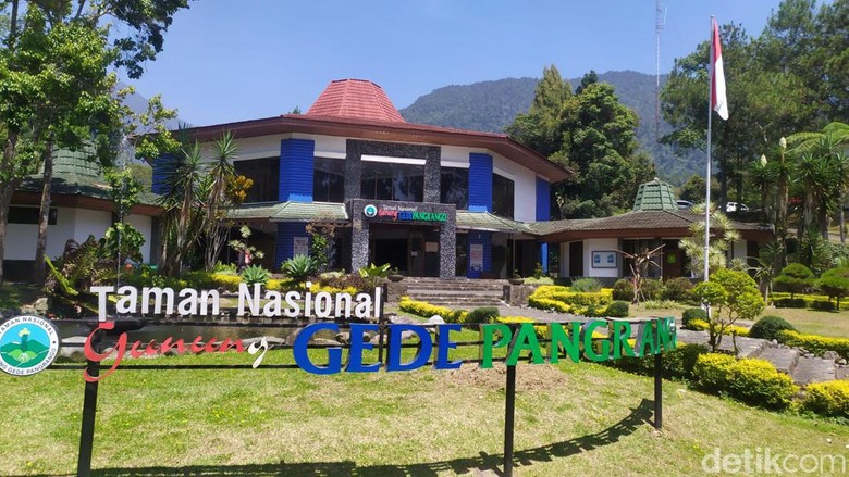 Pendakian Gunung Gede Pangrango via Cibodas. Pendakian Gunung Gede Pangrango via Cibodas.