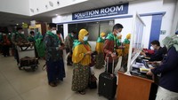 Petugas memeriksa kelengkapan calon jamaah umrah saat memasuki Terminal 2 Bandara Internasional Juanda Surabaya di Sidoarjo, Jawa Timur, Senin (14/3/2022).