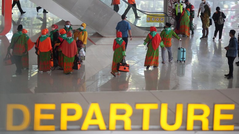 Calon jamaah umrah berjalan di Terminal 2 Bandara Internasional Juanda Surabaya di Sidoarjo, Jawa Timur, Senin (14/3/2022). Sebanyak 366 orang melaksanakan ibadah umrah dan menjadi pertama kali di Jawa Timur setelah beberapa tahun terakhir Indonesia tidak mengirimkan jemaah akibat pandemi COVID-19. ANTARA FOTO/Umarul Faruq/aww.