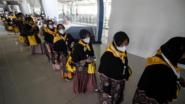 Calon jamaah umrah berjalan di Terminal 2 Bandara Internasional Juanda Surabaya di Sidoarjo, Jawa Timur, Senin (14/3/2022). Sebanyak 366 orang melaksanakan ibadah umrah dan menjadi pertama kali di Jawa Timur setelah beberapa tahun terakhir Indonesia tidak mengirimkan jemaah akibat pandemi COVID-19. ANTARA FOTO/Umarul Faruq/aww.