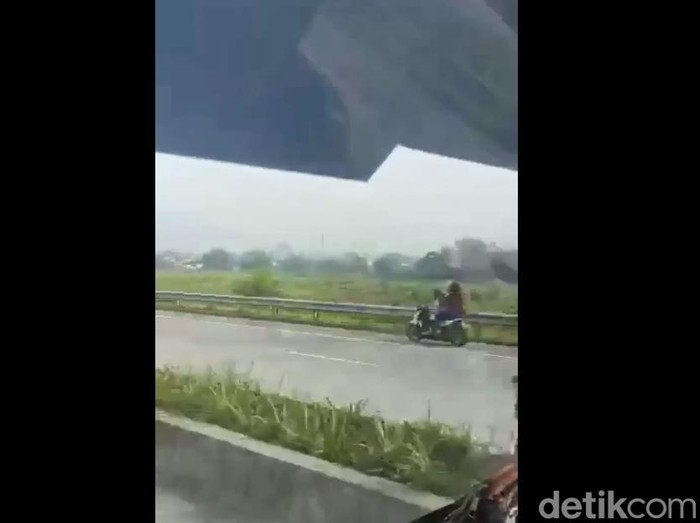 Pengendara sepeda motor yang disebut masuk ke Tol Singosari, Malang