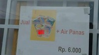 Salah menggunakan lambang mata uang, penjual nasi kuning ini memeras pelanggannya. Gunakan lambang $ (dollar), harga nasi kuning ini jadi Rp 114 juta. Foto: 1cak.com