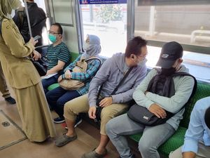 Penumpang Duduk di KRL Jabodetabek Masih Diminta Jaga Jarak