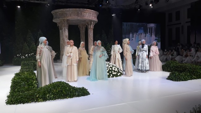 Cut Meyriska menjadi model fashion show tunggal perdana dari desainer Ayu Dyah Andari. Bertajuk Les Allees, fashion show tersebut berlangsung di The Langham, Jakarta, Senin (14/3/2022).  Foto: Dok. Tim Muara Bagdja