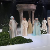 Cut Meyriska menjadi model fashion show tunggal perdana dari desainer Ayu Dyah Andari. Bertajuk Les Allees, fashion show tersebut berlangsung di The Langham, Jakarta, Senin (14/3/2022).  Foto: Dok. Tim Muara Bagdja