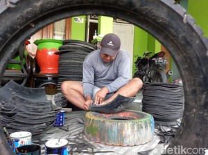 Kreatif! Warga Desa Tegal Ini Sulap Ban Bekas Jadi Aneka Kerajinan