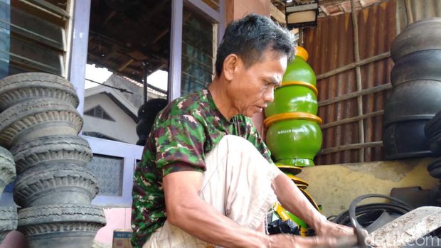 Perajin ban bekas di Desa Kabunan, Tegal