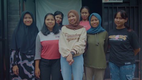 Wanita yang akrab disapa Natali itu memiliki bisnis busana wanita dengan nama GalleryFashion yang dirintis sejak 2019.