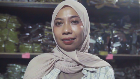 Wanita yang akrab disapa Natali itu memiliki bisnis busana wanita dengan nama GalleryFashion yang dirintis sejak 2019.