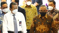 Ketua Dewan Komisioner (DK) Otoritas Jasa Keuangan (OJK) Wimboh Santoso (kanan) bersama Rektor Universitas Brawijaya (UB) Nuhfil Hanani (kiri) usai menandatangani nota kesepahaman disela-sela kuliah umum bertajuk Akselerasi Digitalisasi Sektor Jasa Keuangan untuk Mendukung Sumber Pertumbuhan Ekonomi Baru di Fakultas Ekonomi Bisnis UB, Malang, Jawa Timur. Kerja sama OJK dan UB di bidang pendidikan tersebut diharapkan mampu meningkatkan pemahaman mahasiswa, kaum akademisi serta masyarakat tentang digitalisasi inklusi keuangan dan peran serta OJK dalam upaya peningkatan ekonomi.