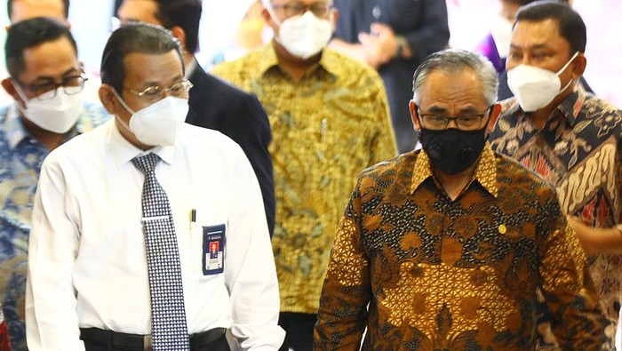 Ketua Dewan Komisioner (DK) Otoritas Jasa Keuangan (OJK) Wimboh Santoso (tengah) menandatangani prasasti didampingi Wali Kota Batu Dewanti Rumpoko (kanan) dan anggota DPR Komisi XI Andreas Eddy Susetyo (kiri) saat peresmian Kantor Otoritas Jasa Keuangan, Malang, Jawa Timur, Senin (14/3/2022). Melalui kantor baru OJK Malang tersebut, OJK berharap dapat lebih meningkatkan pemahaman dan edukasi terkait masalah keuangan pada masyarakat sehingga mampu menumbuhkan perekonomian di daerah. ANTARA FOTO/Ari Bowo Sucipto/aww.