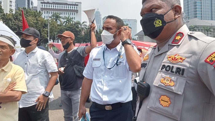 Perwakilan Kemenhub mendatangi warga Marunda yang menggelar aksi di Patung Kuda, Jakpus