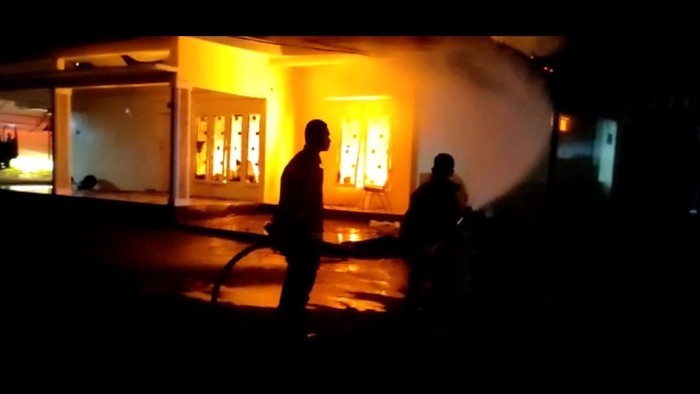 Petugas Damkar saat padamkan api di Rumdis Wagub Jambi pada malam tadi