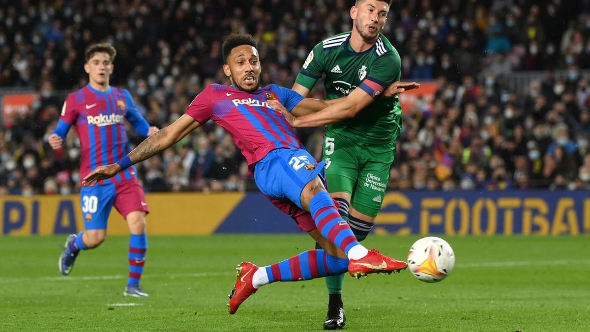 Aksi penyerang Barcelona, Pierre-Emerick Aubameyang, bikin gol ke gawang Osasuna. (Foto: David Ramos/Getty Images)