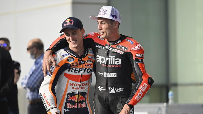 DOHA, QATAR - MARCH 03: Pol Espargaro (L) of Spain and Repsol Honda Team with his brother  Aleix Espargaro of Spain and Aprilia Racing speak in pit before  the official photo for the 2022 MotoGP season during the MotoGP of Qatar - Previews at Losail Circuit on March 03, 2022 in Doha, Qatar. (Photo by Mirco Lazzari gp/Getty Images,)