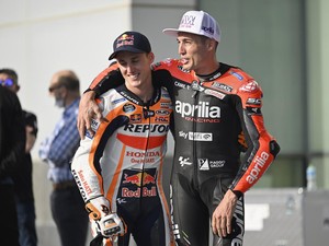 Aleix Kalahkan Pol sang Adik untuk Raih Kemenangan Perdana di MotoGP