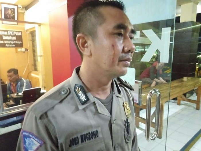 Polisi dihajar massa di Surabaya